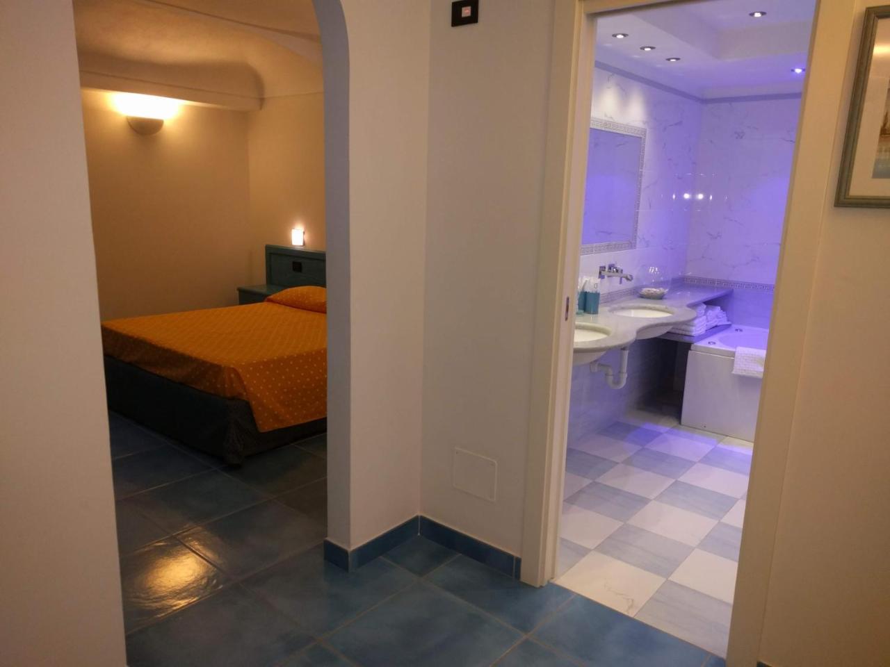 Hotel Conte - S. Angelo Bay Serrara Fontana ภายนอก รูปภาพ